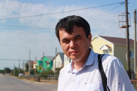 Эльдар Идрисов на фоне ухоженной растопуловской улицы.