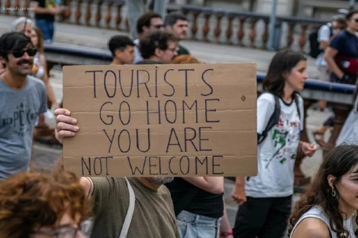 Активисты в Барселоне нашли оригинальный метод борьбы с овертуризмом