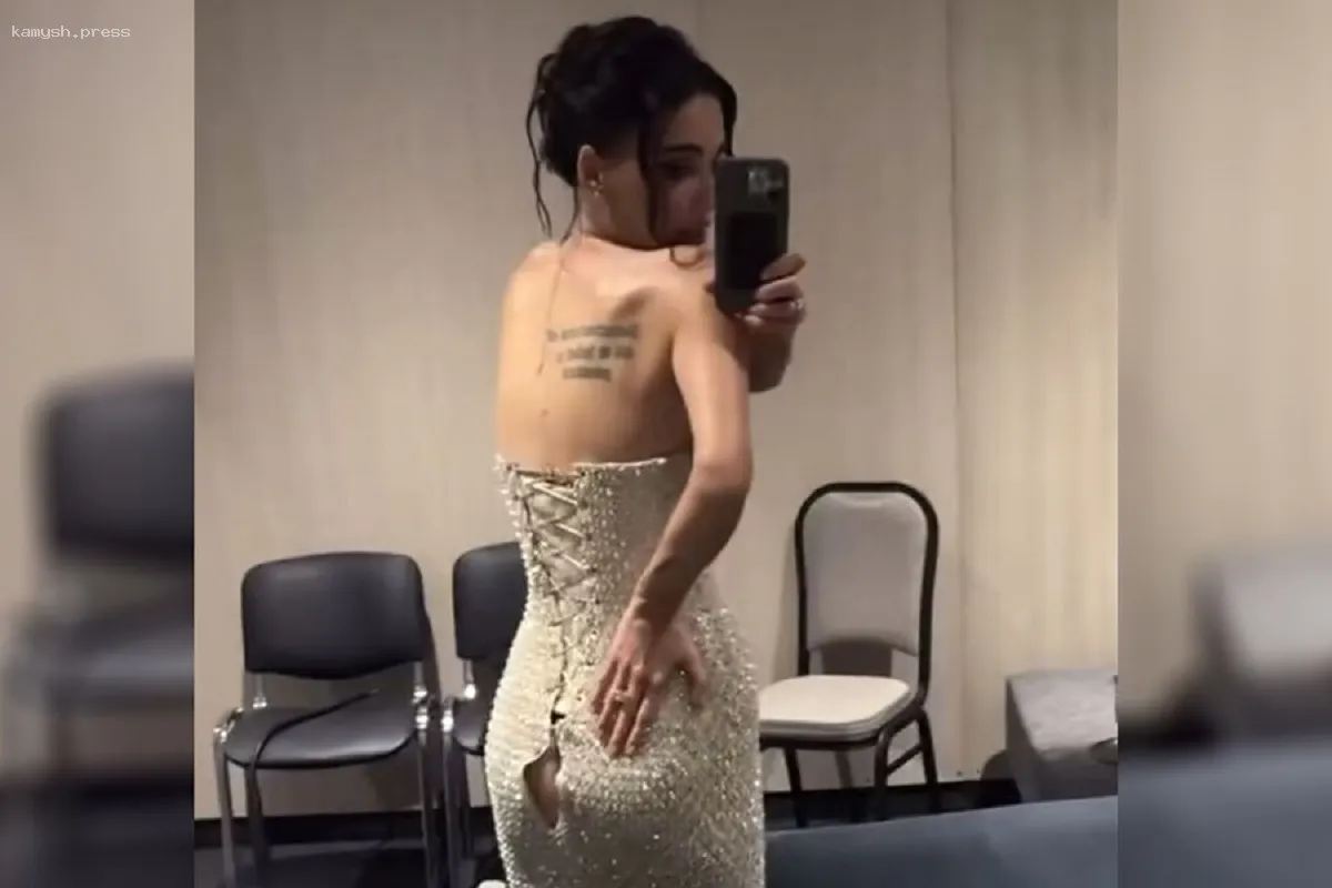 «Настоящий провал»: Оксана Самойлова показала порванное платье на премии МУЗ-ТВ