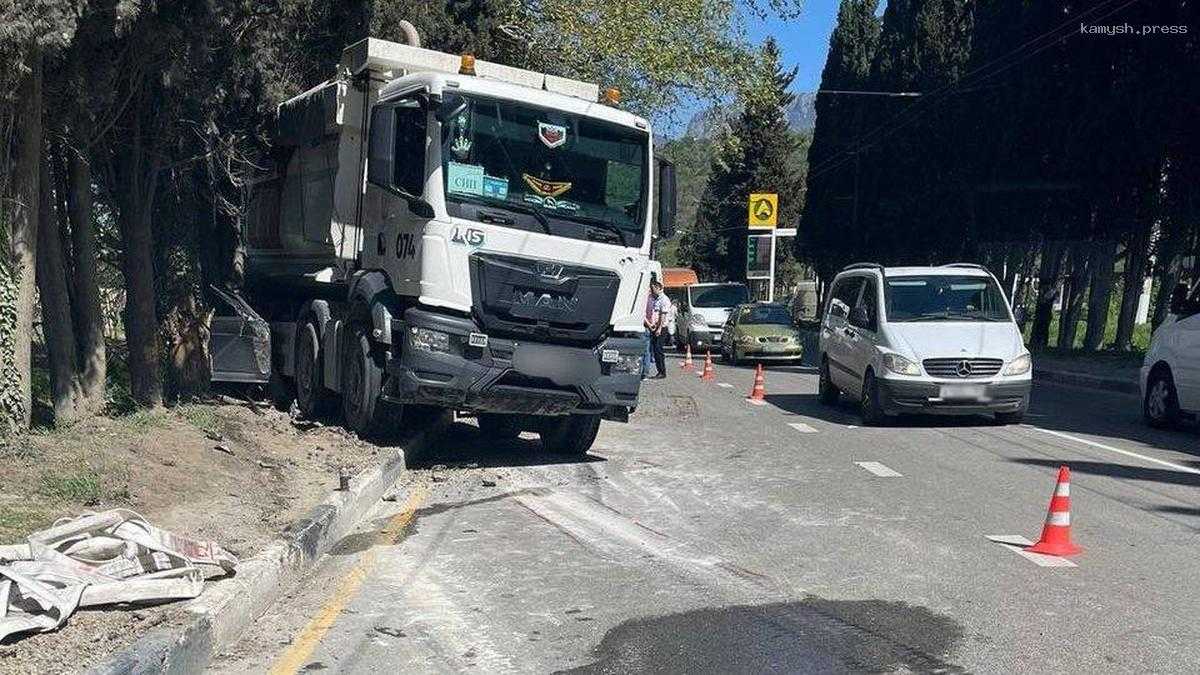 В Крыму грузовик раздавил легковушку с пассажирами и водителем