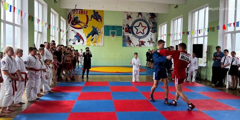 На Кубани чемпион мира Федор Дурыманов провел в станичной школе мастер-класс по самбо и подарил детям татами