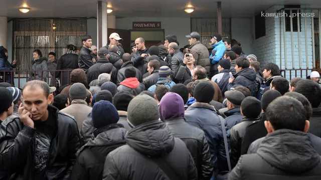 Мигранты в российском городе стали ощущать давление силовиков и ксенофобию