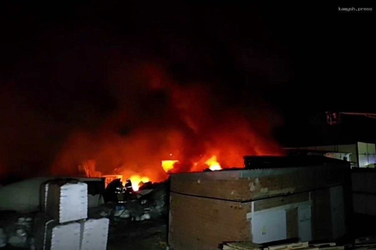 В Удмуртии потушили возгорание в складском здании, идут поиски 1 пострадавшего