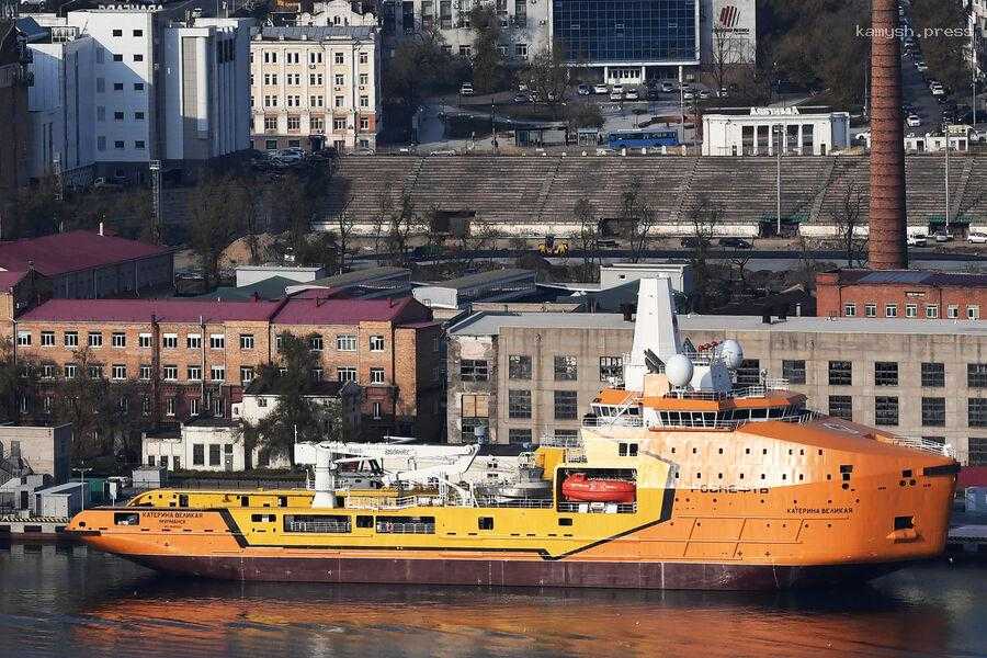 Во Владивостоке произошёл пожар на ледоколе «Екатерина Великая»