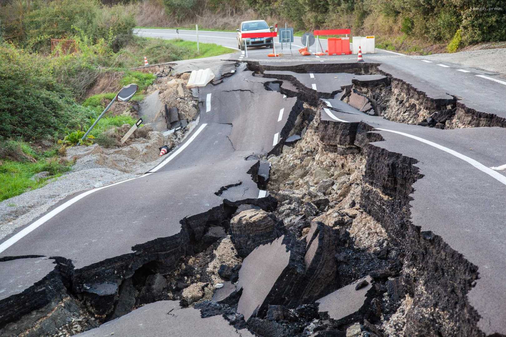 Эпицентр землетрясения в Китае находился на глубине 10 километров