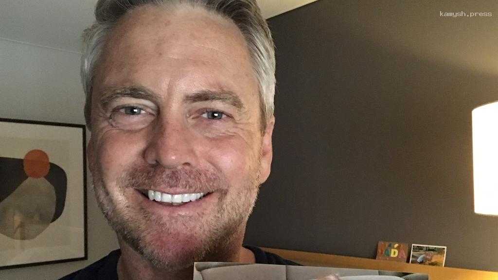 Популярный телеведущий погиб при невыясненных обстоятельствах в парке