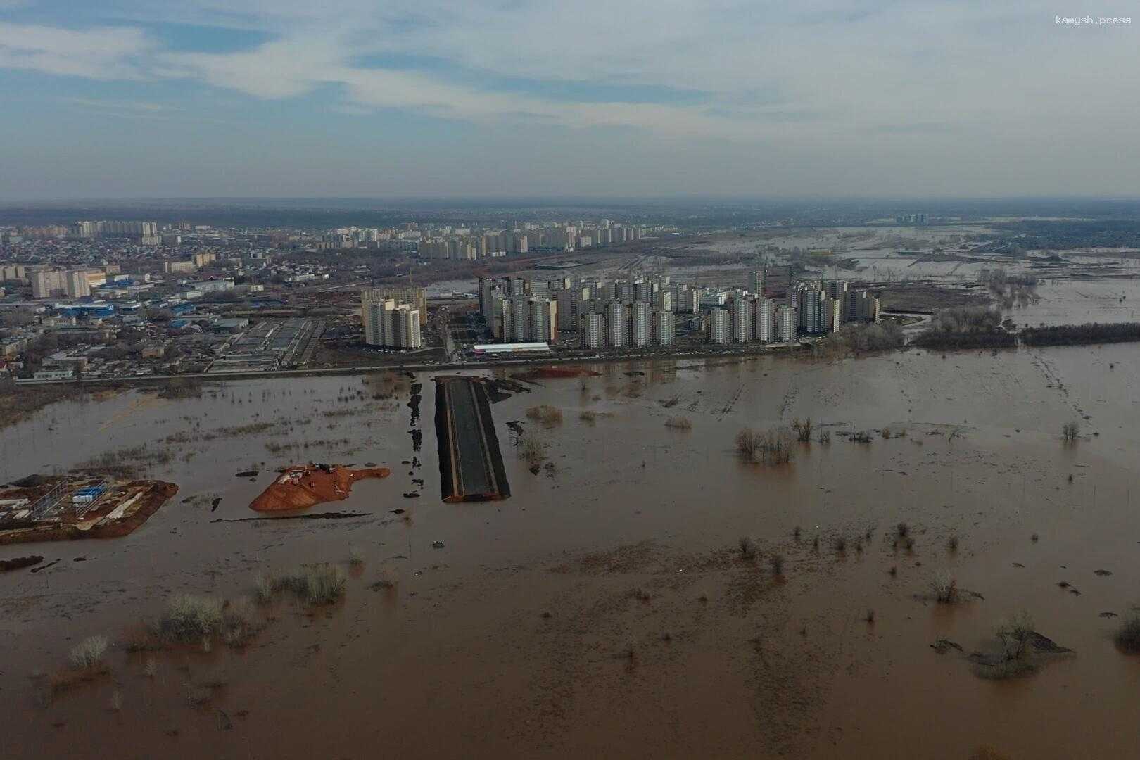 На набережной в Оренбурге подтопило здания