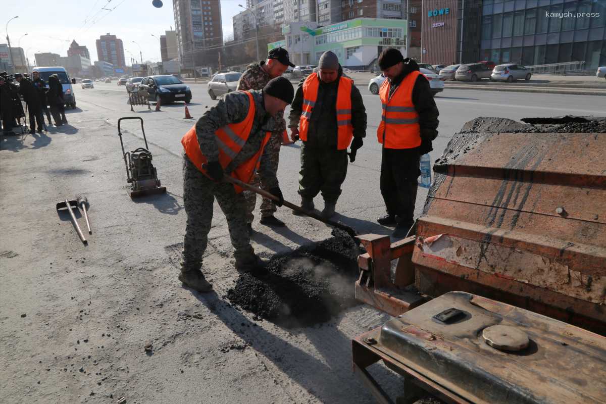 В новосибирской Дзержинке рециклером отремонтировали 400 квадратных метров дорог