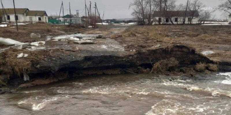 Мощный паводок оборвал навесной мост и отрезал часть челябинского поселка от остального мира