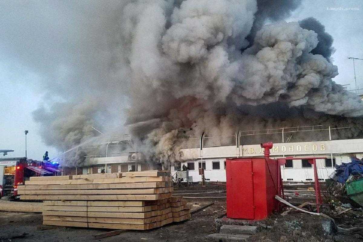 В Архангельске нет угрозы соседним судам при пожаре на теплоходе, огонь охватил 936 кв.м