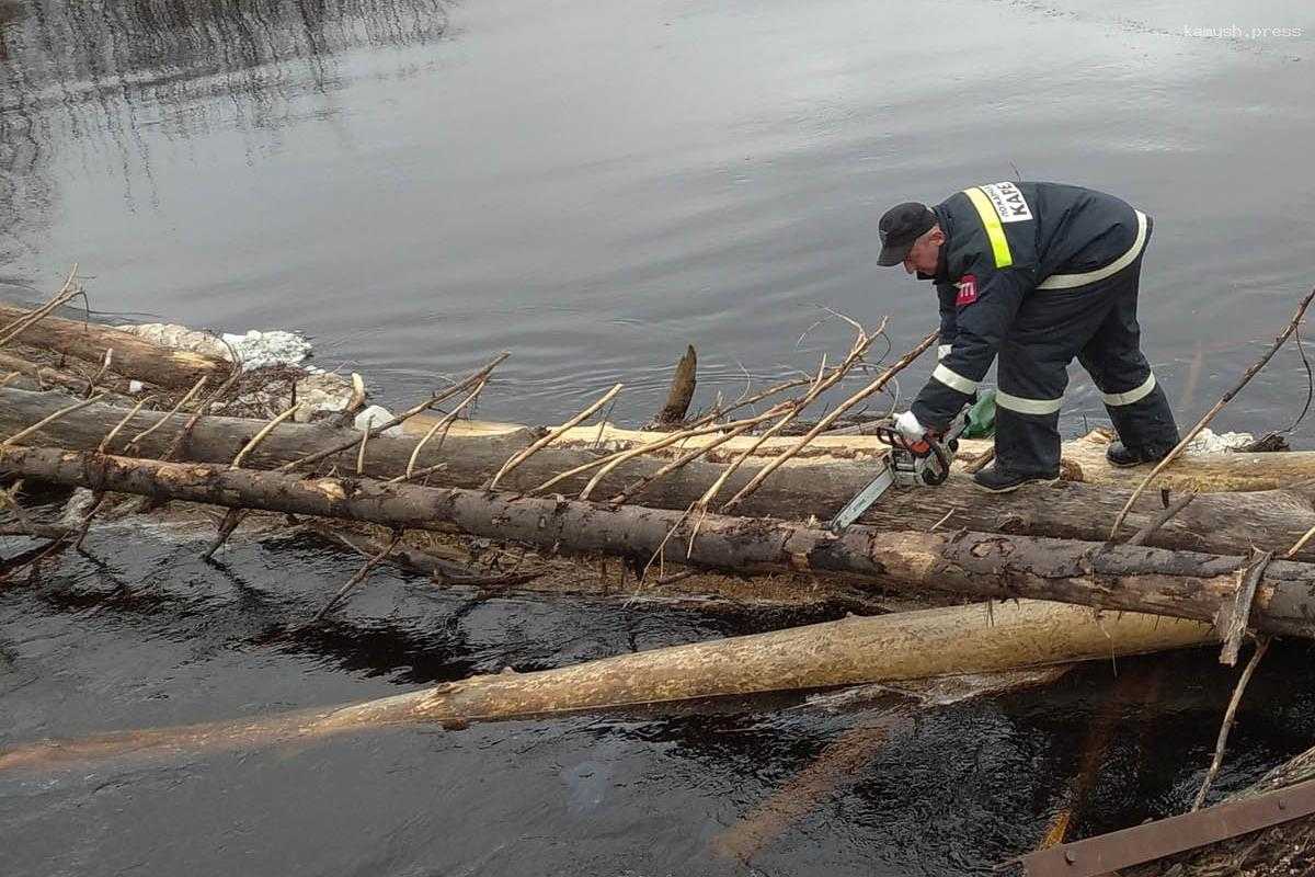 В Якутии расчищают русла рек от завалов