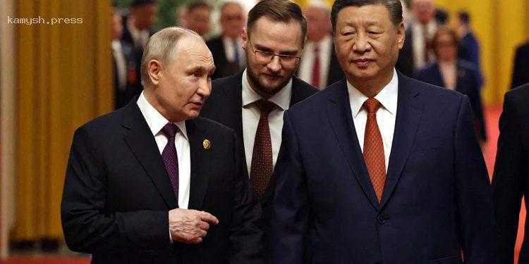У Байдена едко прокомментировали «теплые объятия» Путина и Си Цзиньпина (видео)