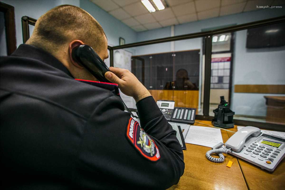 В Ленобласти обнаружили тела двух мужчин, один из которых стоял на коленях рядом с топором