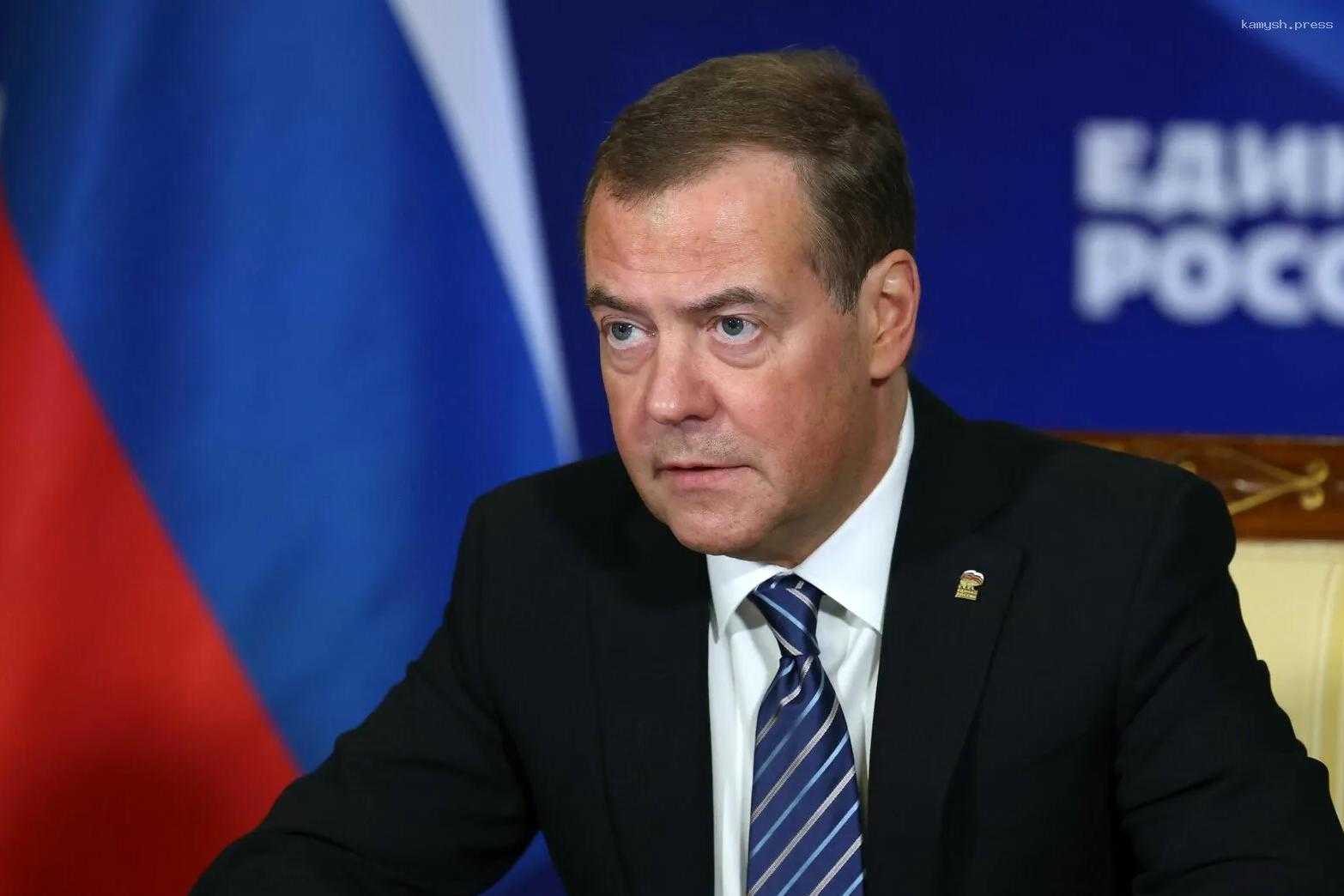 Медведев пожелал Чибису побыстрее выздороветь и вернуться в строй