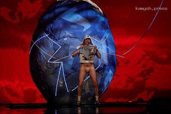 Участник «Евровидения» вышел на сцену без штанов
