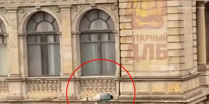 В Калининграде полицейским пришлось снимать с карниза музея заснувшего там туриста