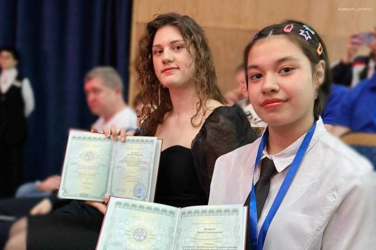 Глава Якутии поощрил двух школьниц солидными премиями