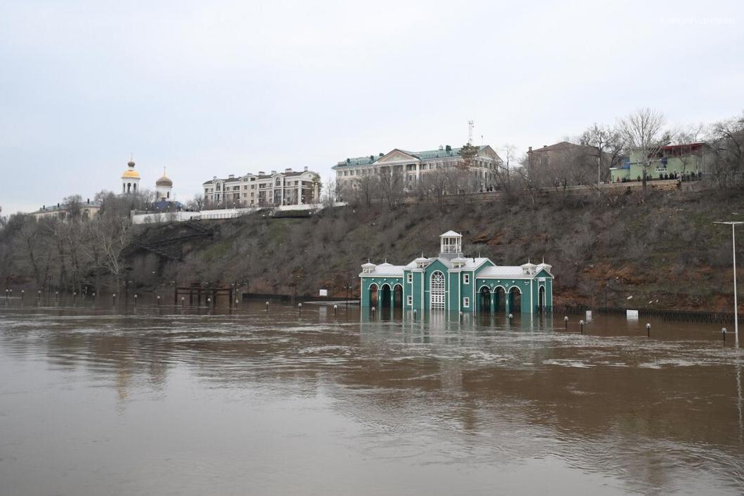 Уровень воды в реке Урал в Оренбурге достиг исторического рекорда