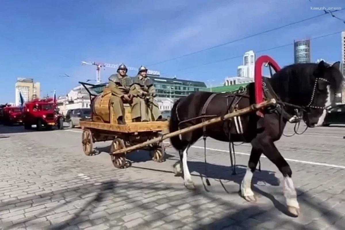 В центре Екатеринбурга отметили юбилей пожарной охраны