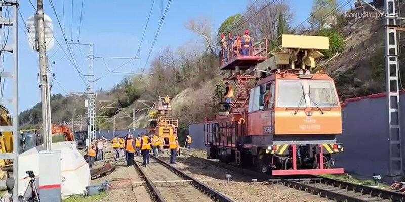Завершаются восстановительные работы после схода грунта на железнодорожные пути в Сочи
