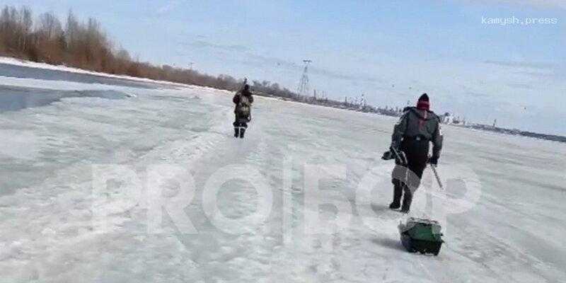 Льдину с тремя рыбаками оторвало от берега в Борском районе
