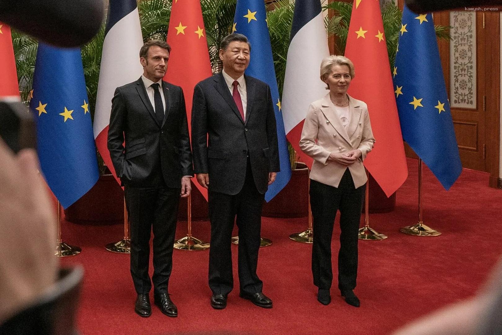 Французский политик рассказал, как Си Цзиньпин публично унизил Макрона