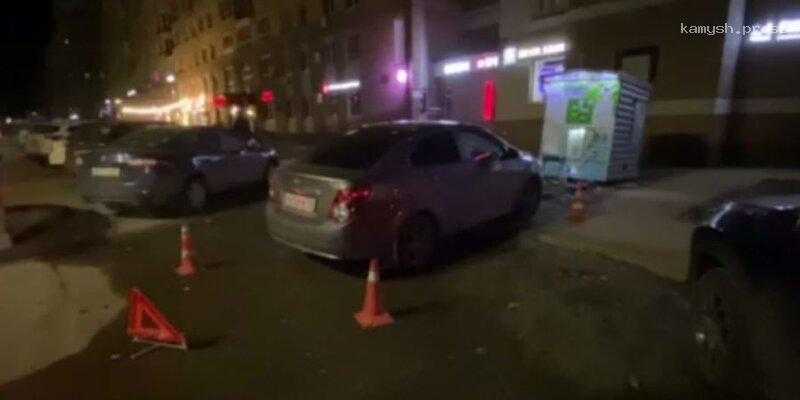 В Нижнем Новгороде автоледи перепутала педали, сбила женщину на тротуаре и аппарат с водой