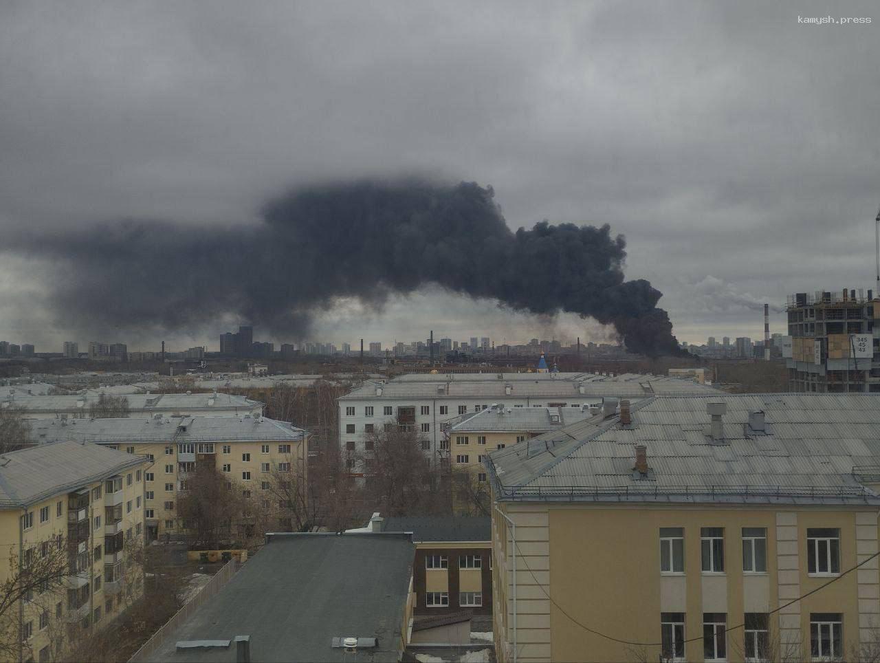 В Екатеринбурге горит цех Уралмашзавода на площади 4 тысячи квадратных метров