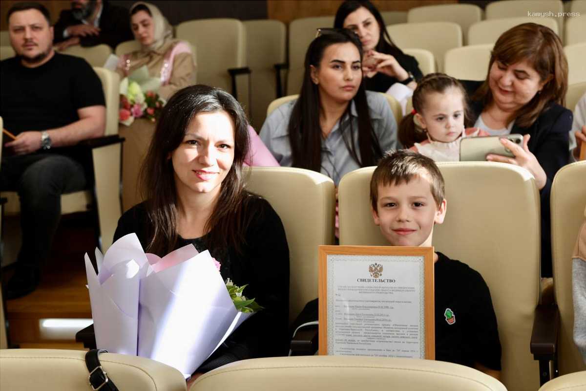 В Черкесске по муниципальной программе вручили еще 14 сертификатов молодым семьям