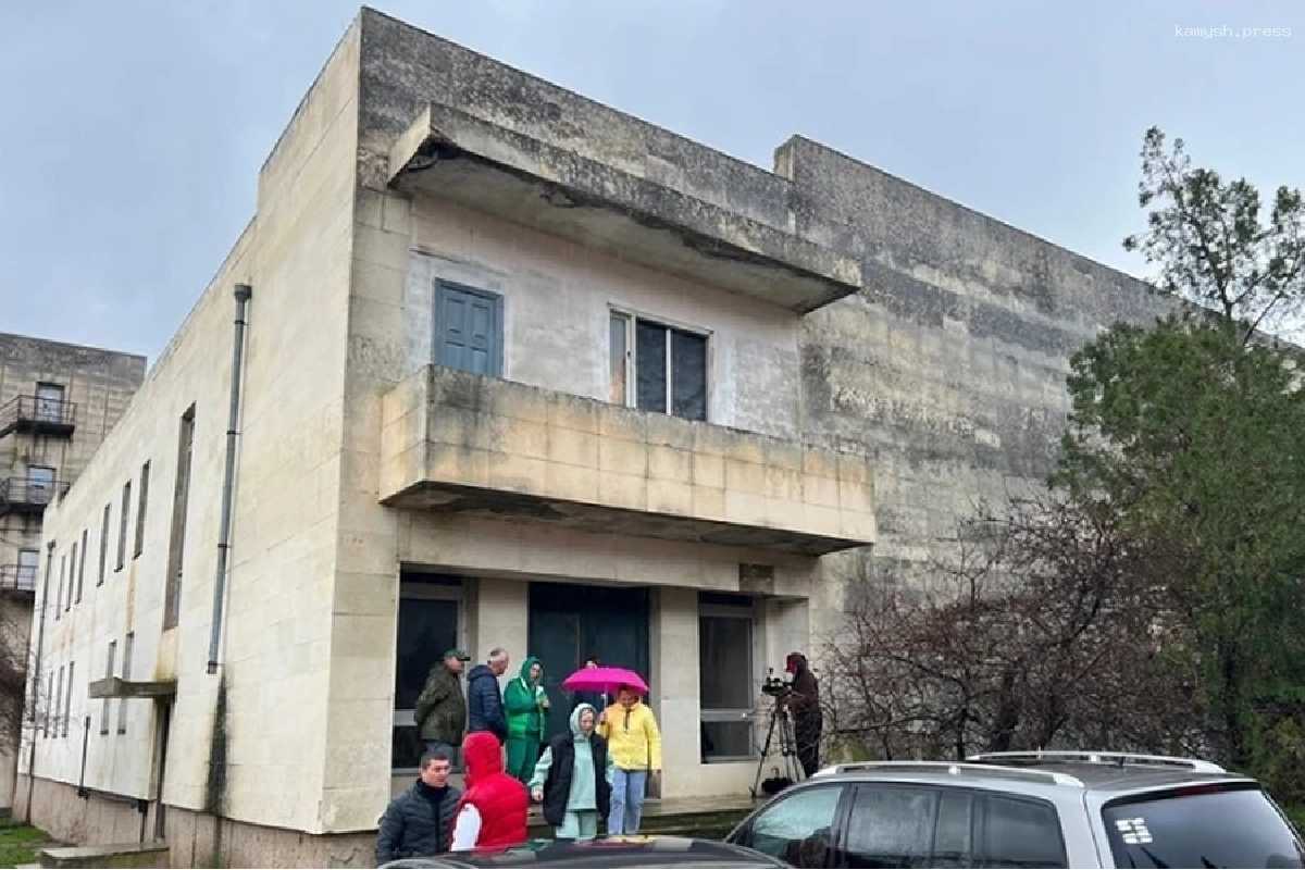 В Крыму снесут «стыдный» спортзал, на который дети пожаловались Путину