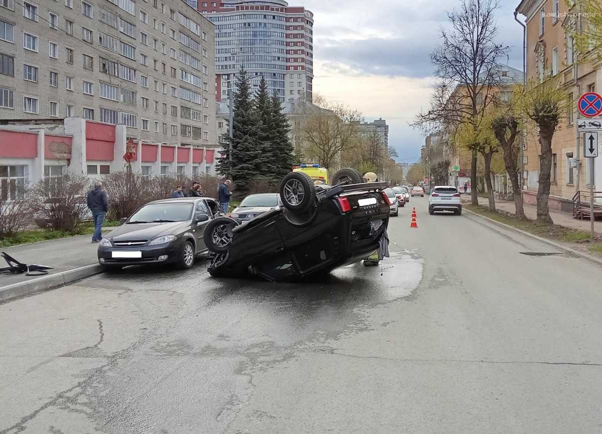 В российском городе пьяный на LADA протаранил два авто