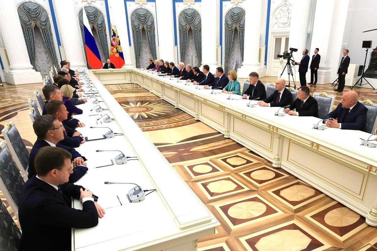 Путин подписал указ о награждении министров прежнего правительства РФ
