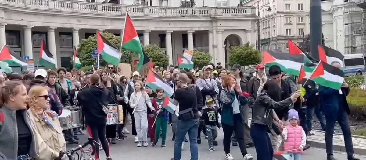 Сотни жителей Варшавы вышли на антиизраильскую акцию протеста
