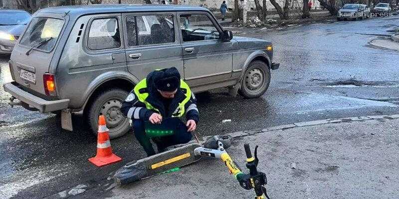 В Екатеринбурге школьница на электросамокате угодила под колеса «Нивы»