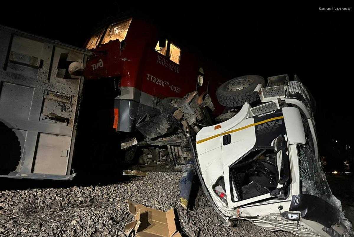 В Хабаровском крае локомотив столкнулся на переезде с грузовиком, пострадал водитель