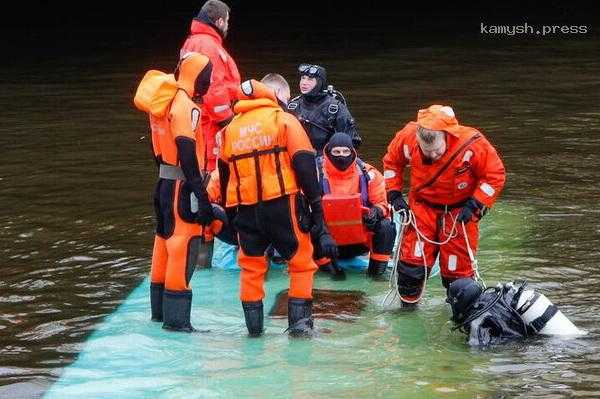 Спасатели завершили работы у упавшего в реку автобуса в Петербурге