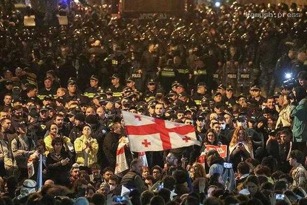 На митинге в Тбилиси полиция задержала 14 человек
