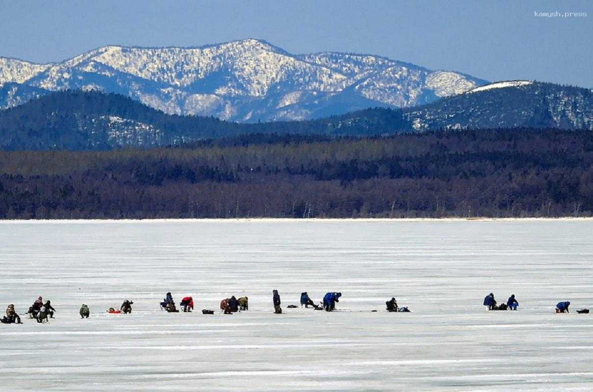 Уплывшие на льдине от берега озера Изменчивое рыбаки спасены, жертв нет