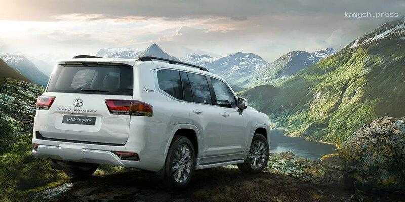 На российском авторынке новый внедорожник Toyota Land Cruiser 300 подешевел до 9 млн рублей