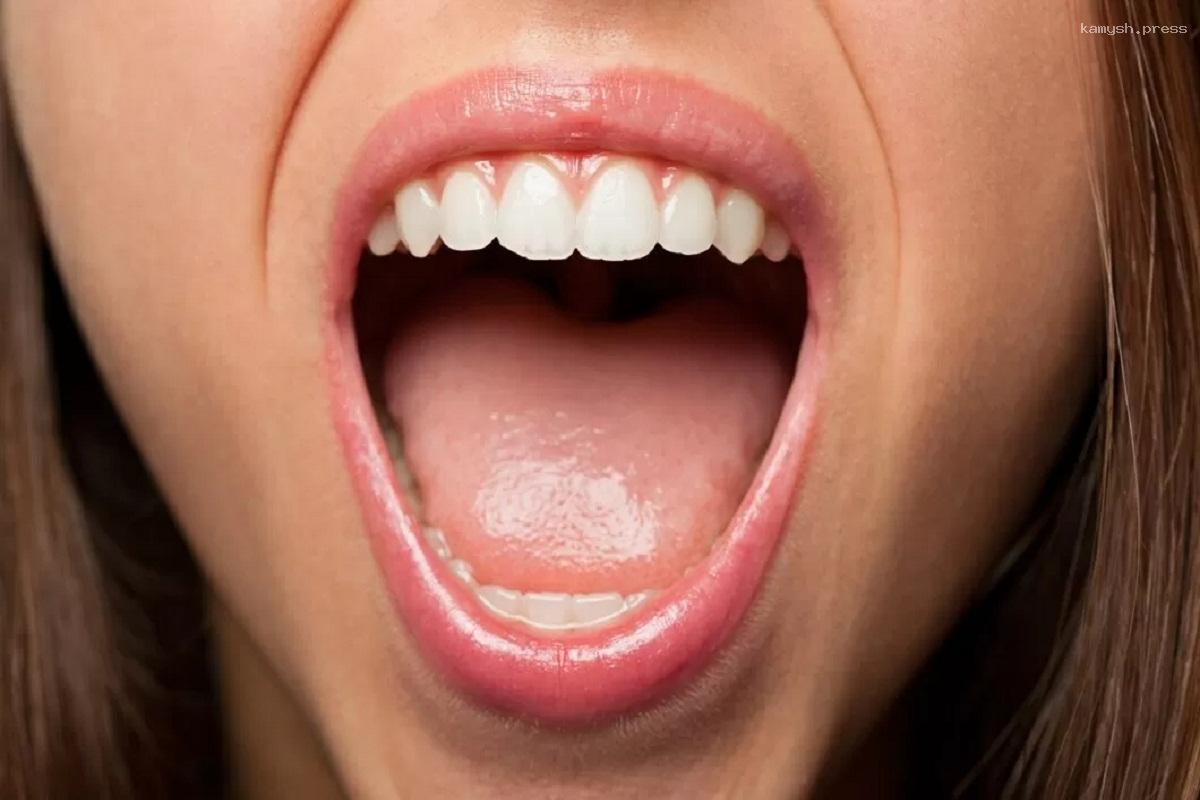 Врачи рассказали о причинах «зубчатого» языка