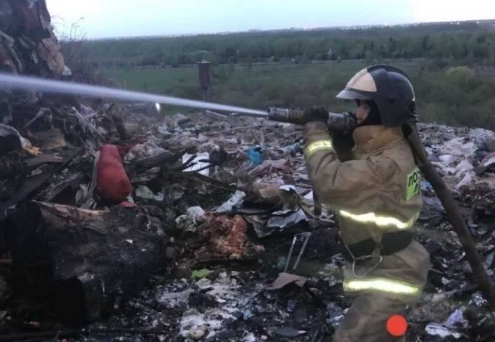 Власти НСО сообщили, сколько еще будут тушить пожар на мусорном полигоне