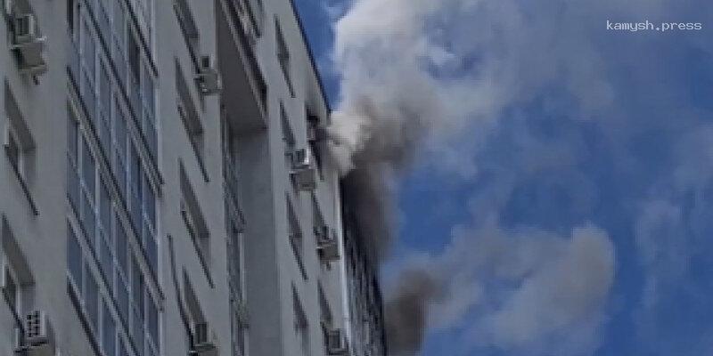 В Екатеринбурге разбился мужчина, сорвавшись с балкона горящей квартиры на двадцатом этаже