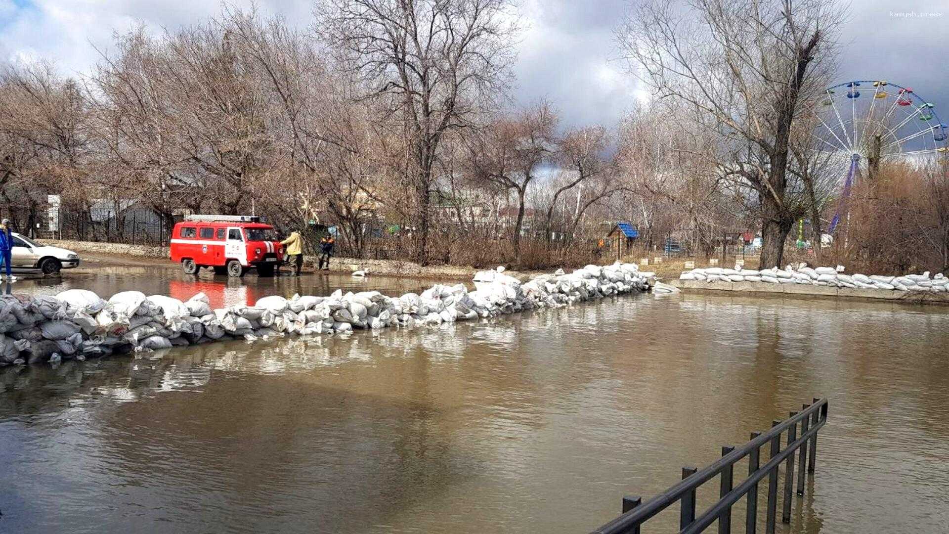 Алтайские спасатели выставили против Большой воды мешки с песком и водоналивные дамбы