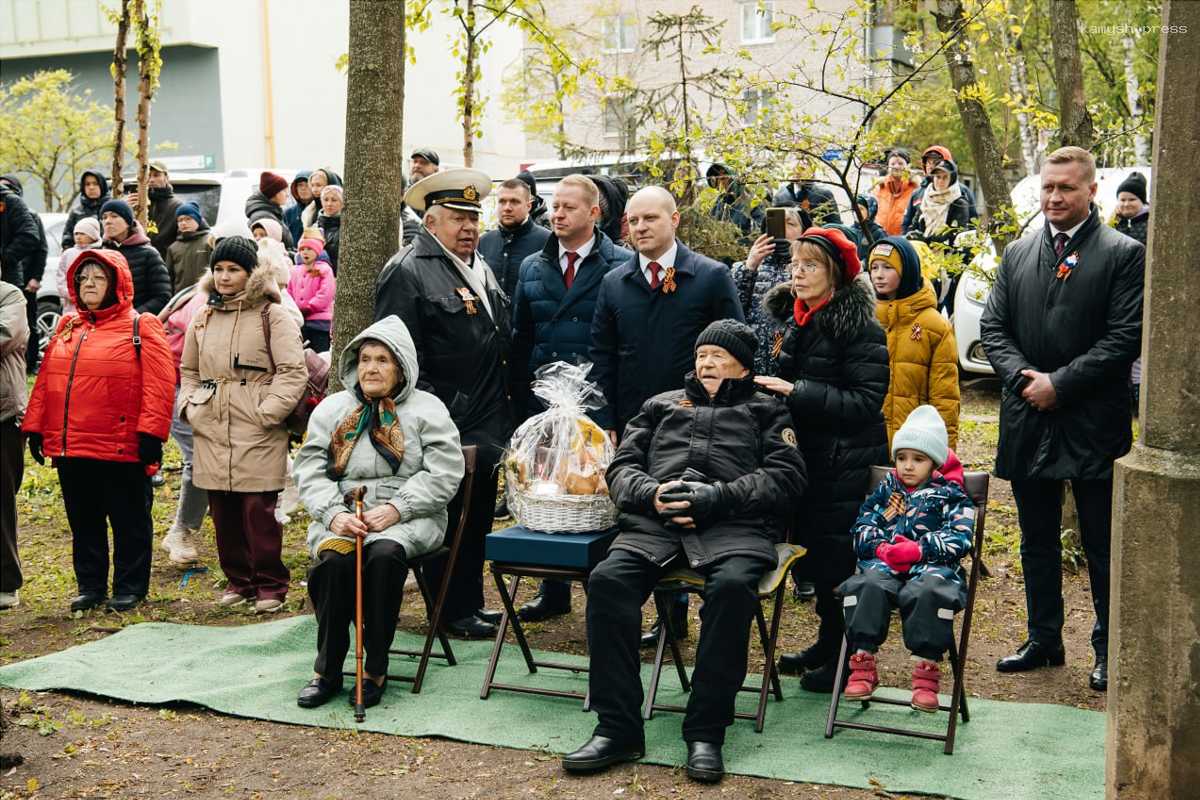 В г.о. Пушкинский устроили концерт во дворе для ветерана Бориса Карпича