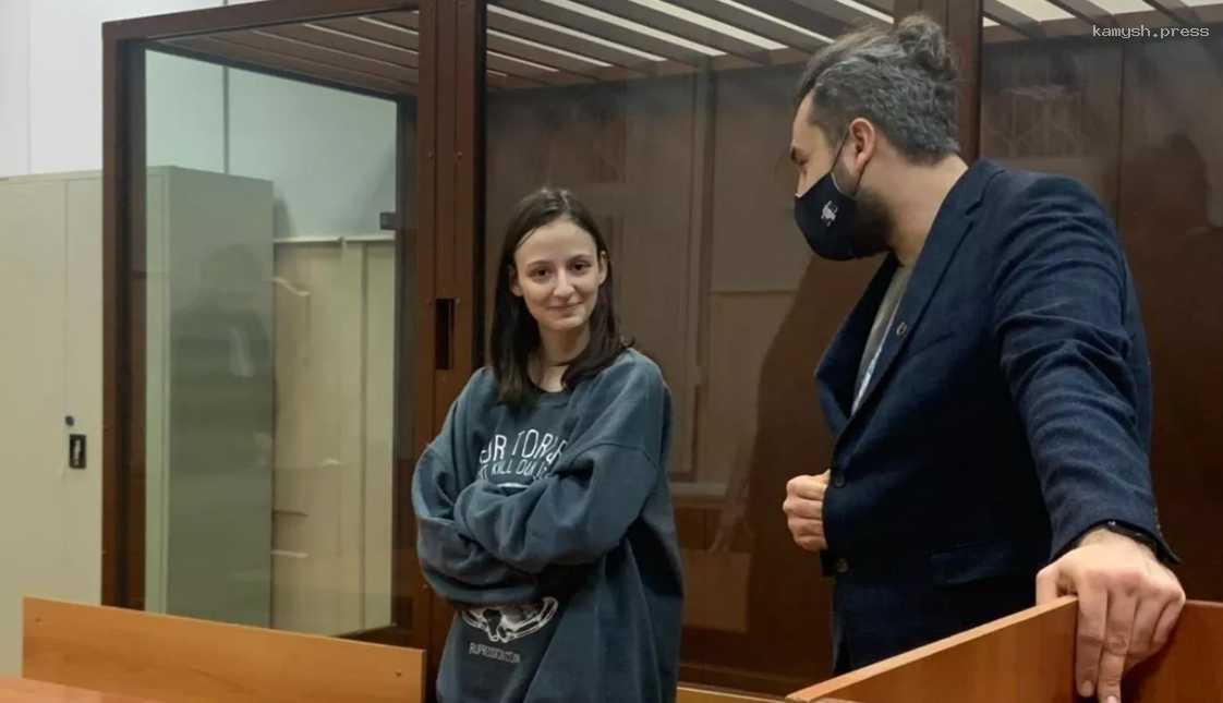Суд заочно приговорил активистку по делу о фейках о ВС России
