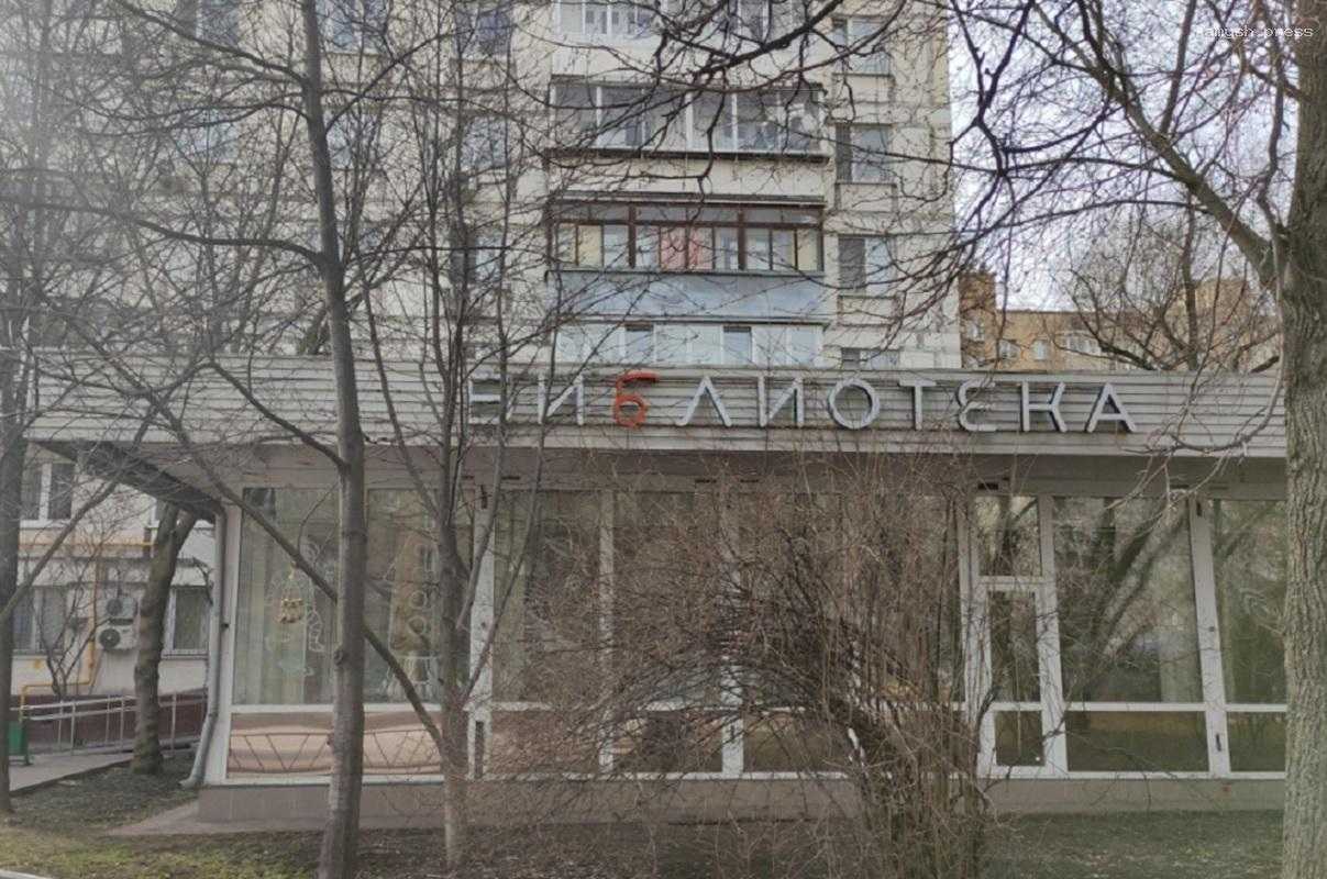 Американец разбил окно и пробрался в детскую библиотеку в Москве, иностранец осужден за мелкое хулиганство