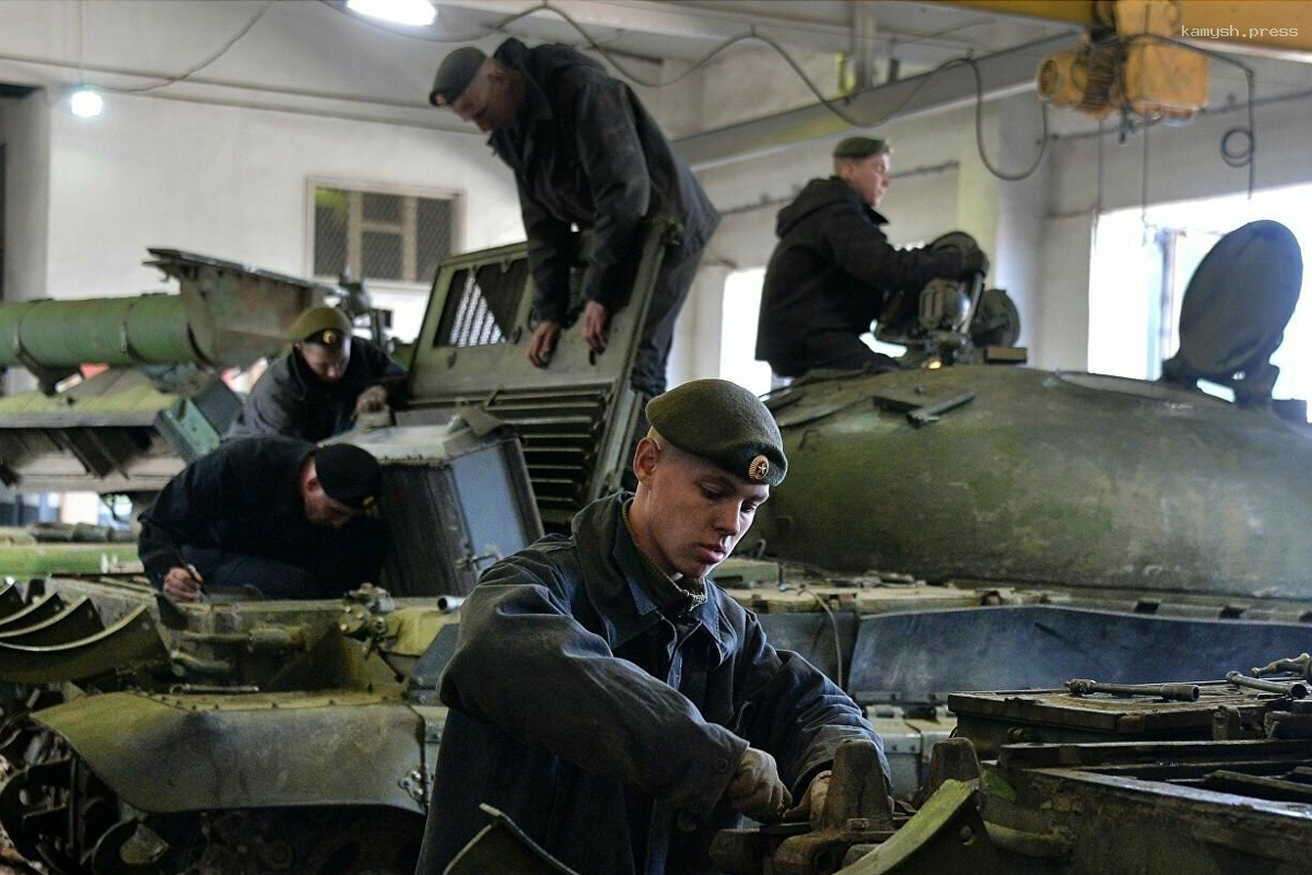 В ДНР российские ремонтники в три смены восстанавливают и улучшают вооружение и технику