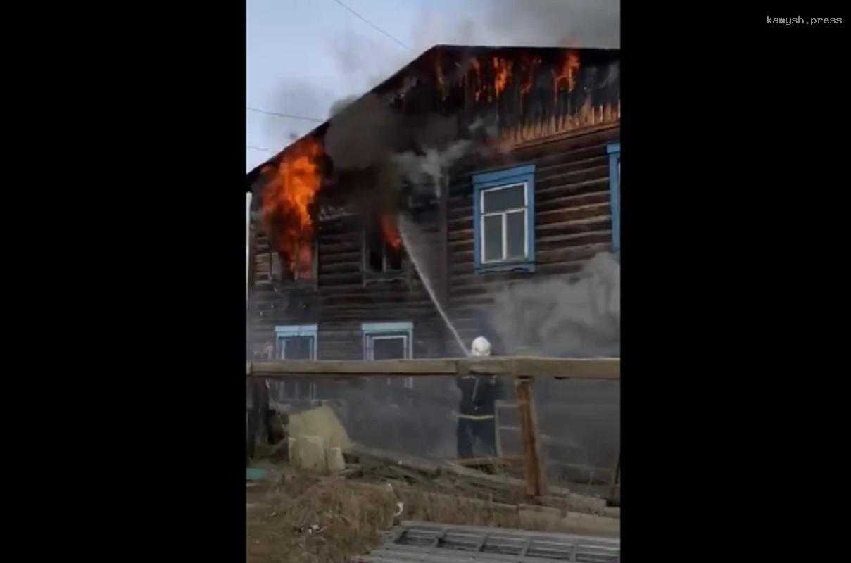 При пожаре в 2-этажном жилом доме в Якутске погибли два человека, причины трагедии устанавливаются