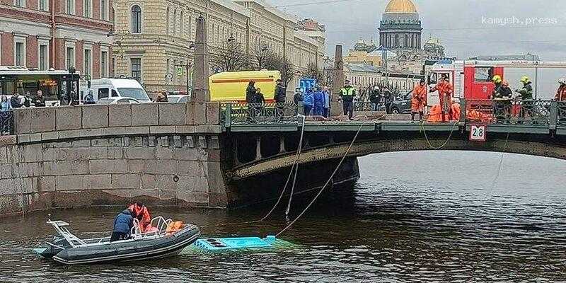 В Санкт-Петербурге погибли и пострадали пассажиры в результате падения автобуса Мойку