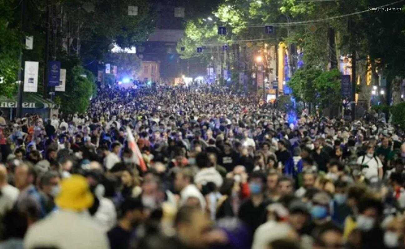 Российский флаг не удалось поджечь: оппозиция заполонила улицы Тбилиси. Грузия примет закон об иноагентах?